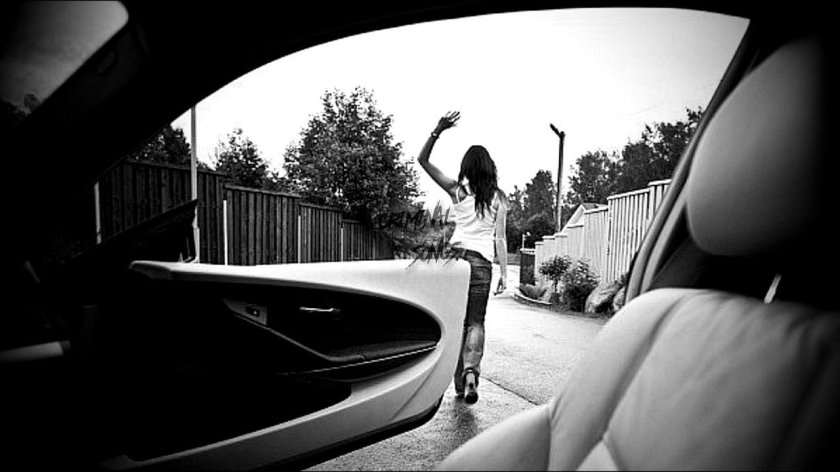 Уходящая девушка