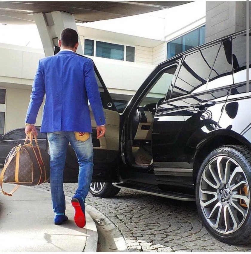 Человек рядом с машиной