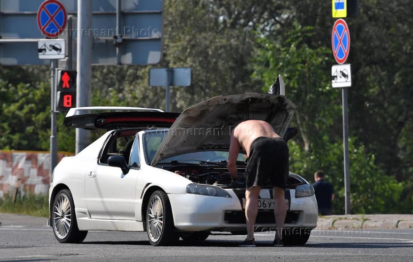 Водитель вышел из авто
