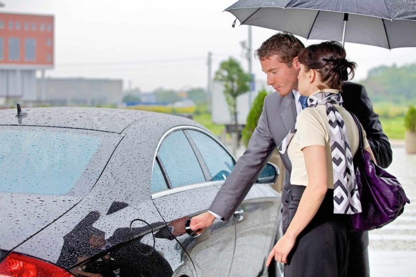 Мужчина открывает дверь машины