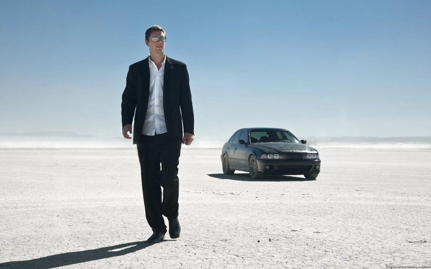 Парень возле машины