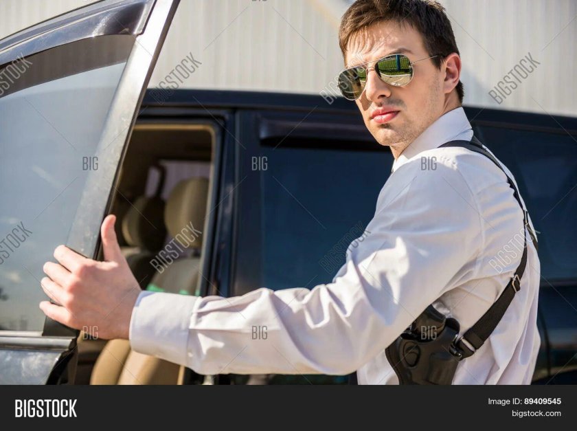 Парень выходит из машины