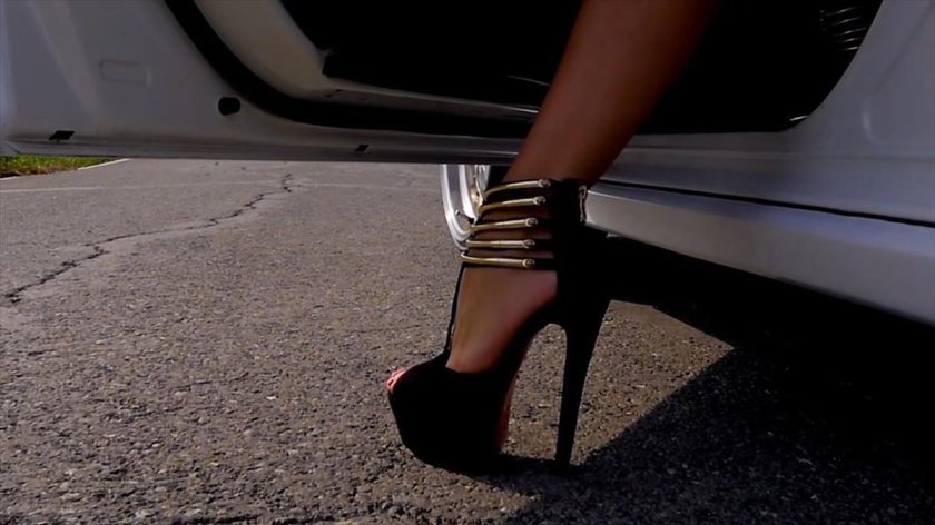 Ноги в туфлях из машины
