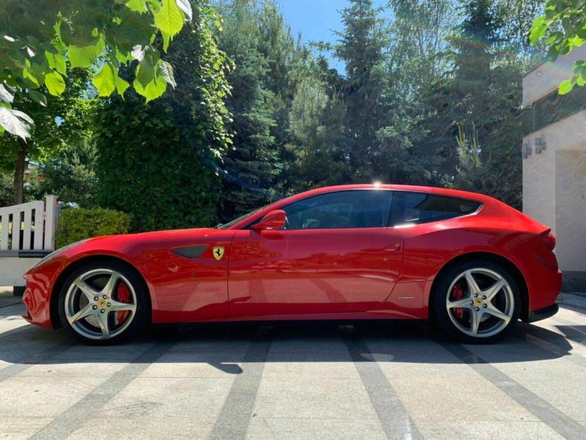 Хэтчбек Ferrari FF