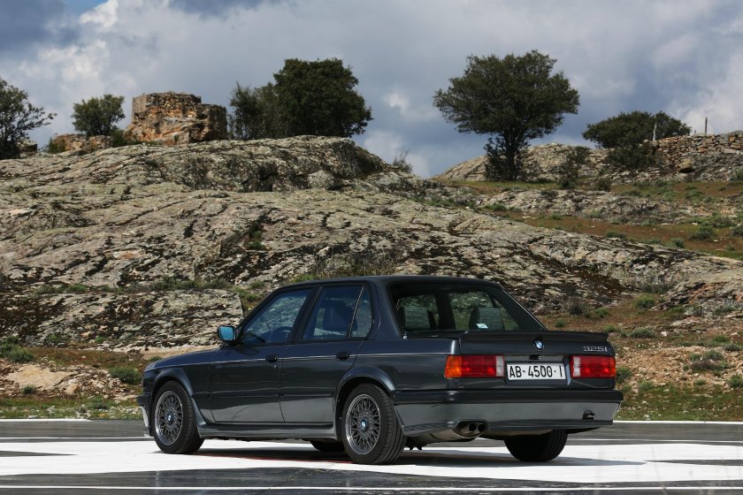 BMW e30 седан