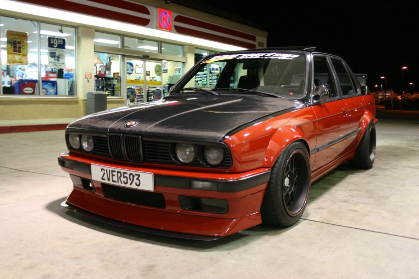 БМВ е30