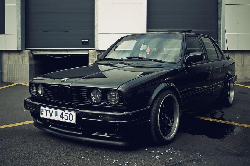 BMW e30 черная