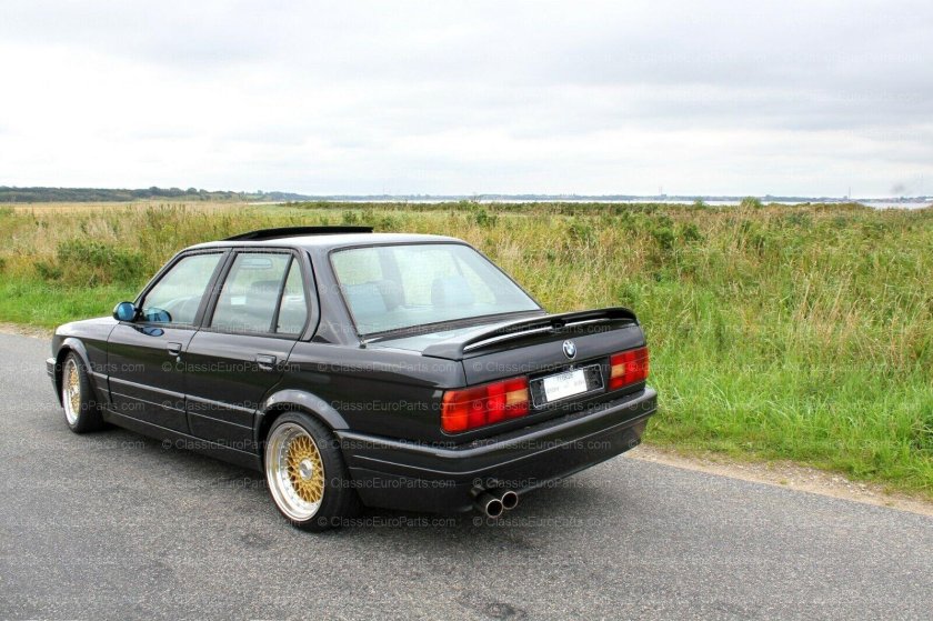 BMW e30 sedan