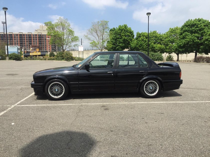 BMW e30 черная седан