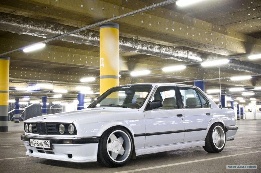 BMW e30 sedan