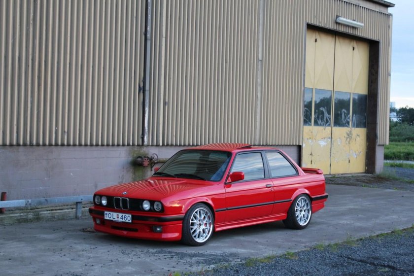 BMW e30 купе красная