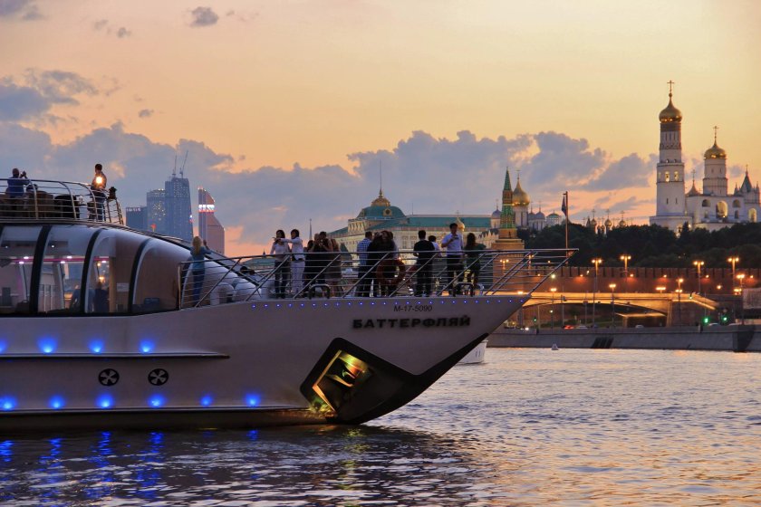 Корабль Рэдиссон Москва река