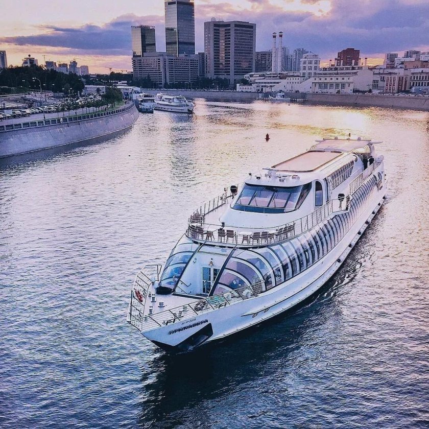 Яхта Рэдиссон Москва река