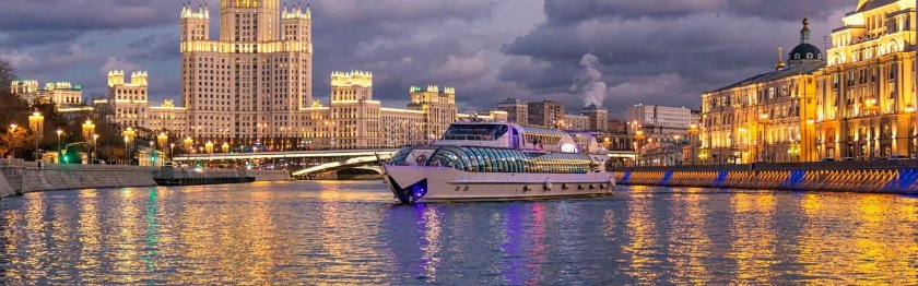 Корабль Рэдиссон Москва река