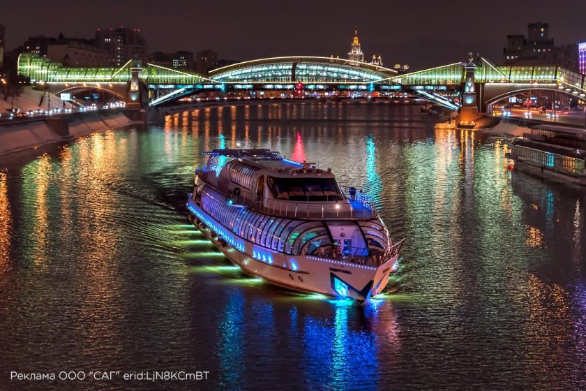 Корабль Рэдиссон Москва река