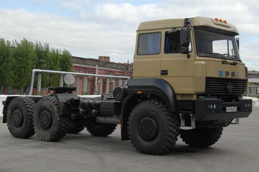 Военный тягач Урал 63704