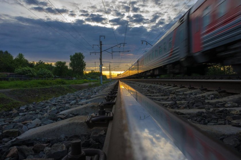 Поезд на рельсах