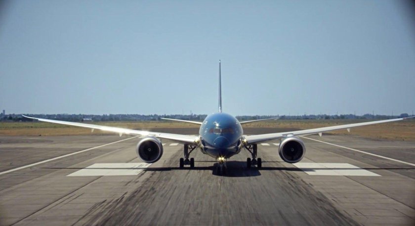 Дримлайнер Боинг взлет