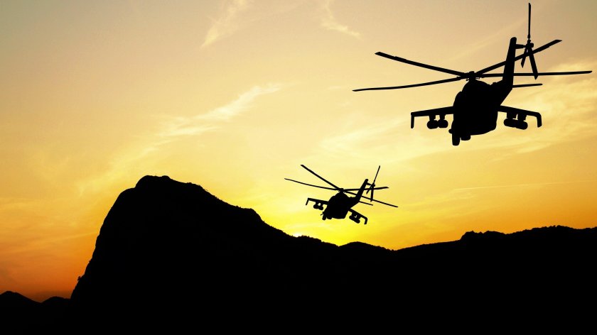 Вертолет на фоне заката