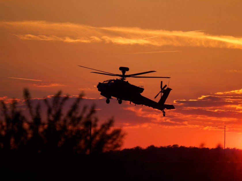 Вертолет военный на закате