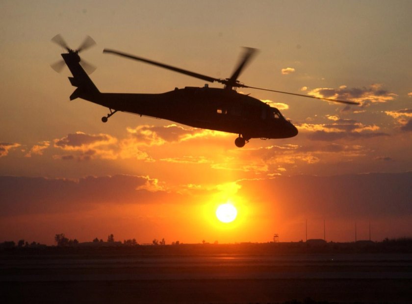Вертолет на фоне заката