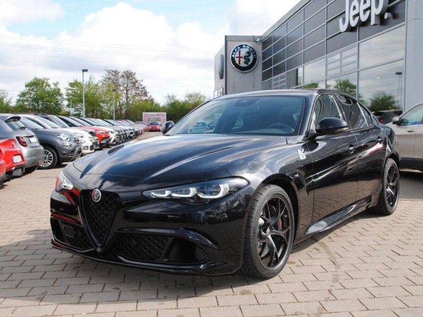 Alfa romeo giulia черная