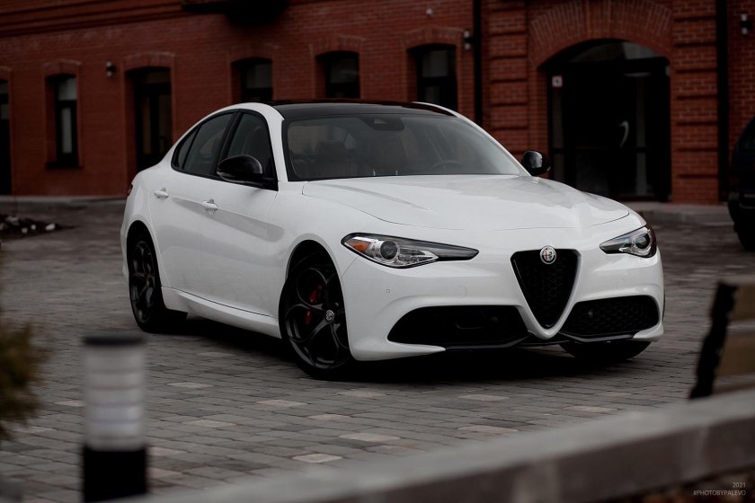 Alfa Romeo Giulia белая