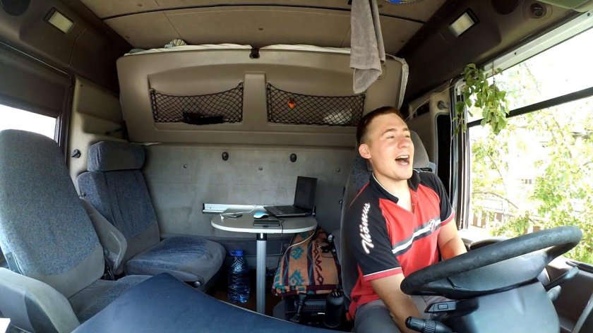 Скания - салон кабины дальнобойщика.