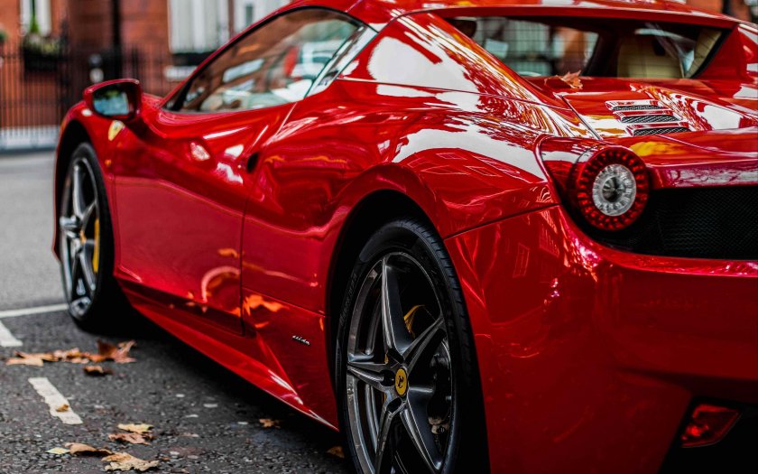 Феррари красная