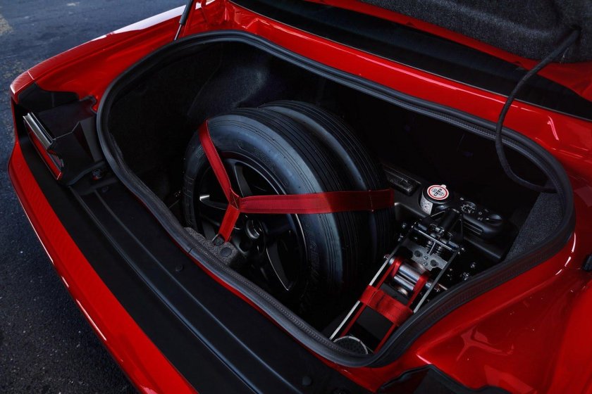 Dodge Challenger багажник
