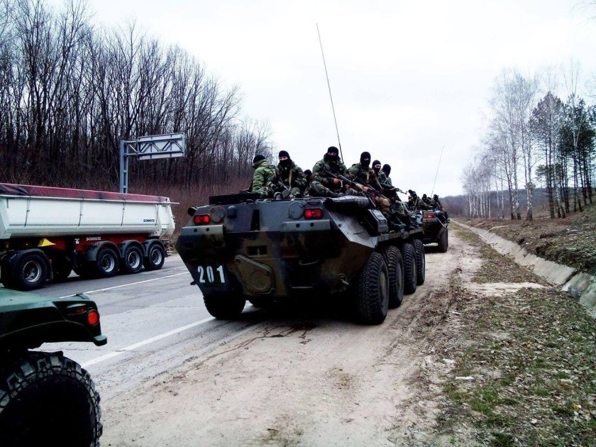 БТР на дороге