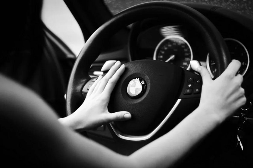 Девушка за рулем БМВ