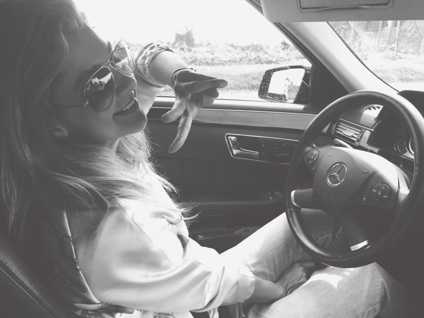 Девушка в машине