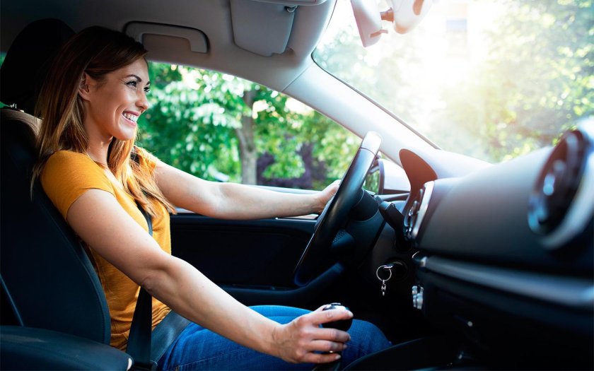 Женщина за рулем