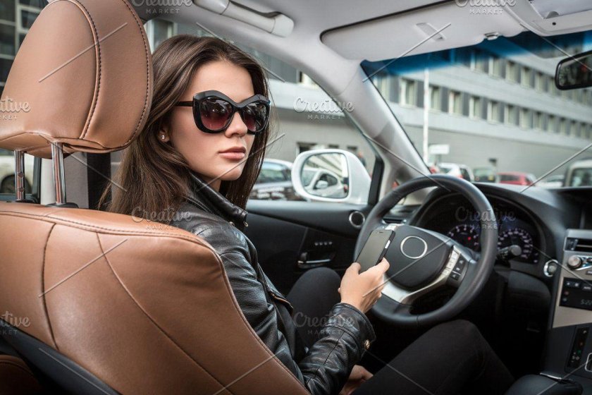 Красивая девушка за рулем