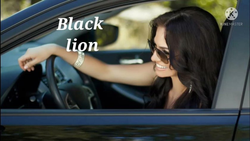 Брюнетка за рулем машины