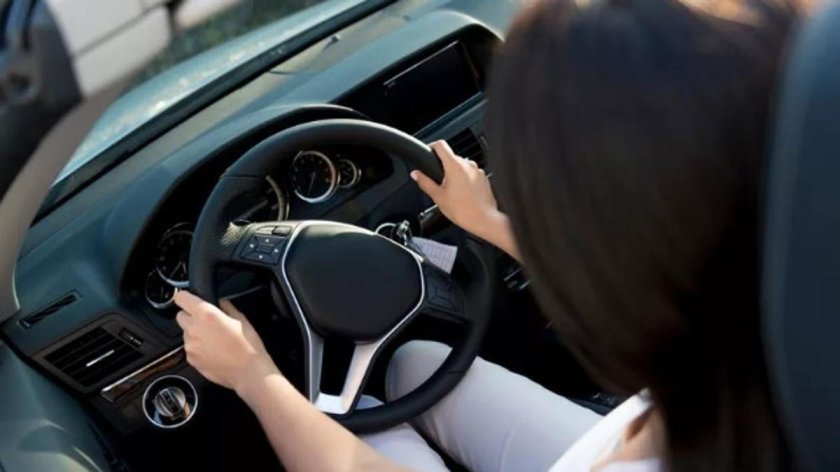 Красивые девушки за рулем автомобиля