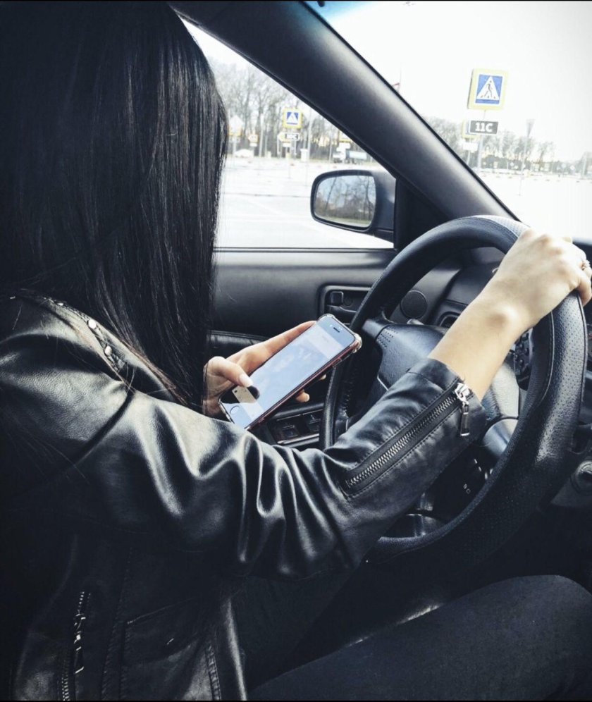 Брюнетка за рулем