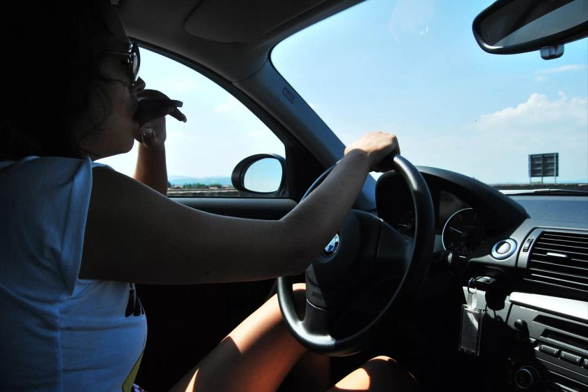 Девушка за рулем бмв