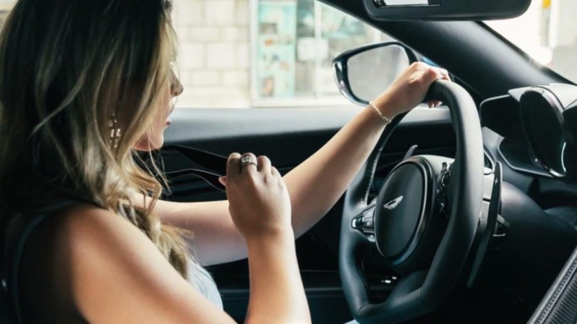 Девушка за рулем автомобиля
