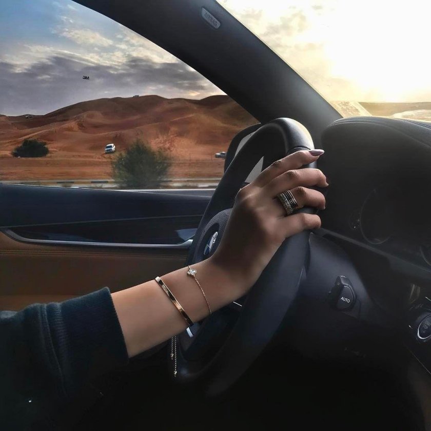 Девушка за рулём без лица