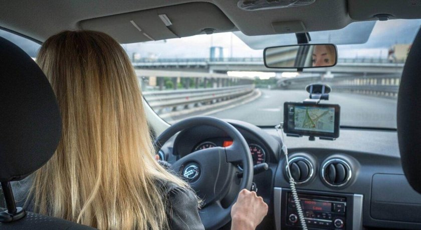 Блондинка за рулем