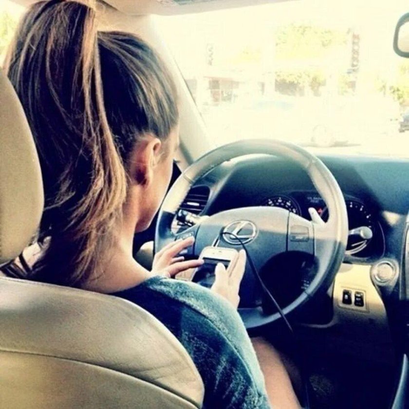 Девушка за рулем авто без лица