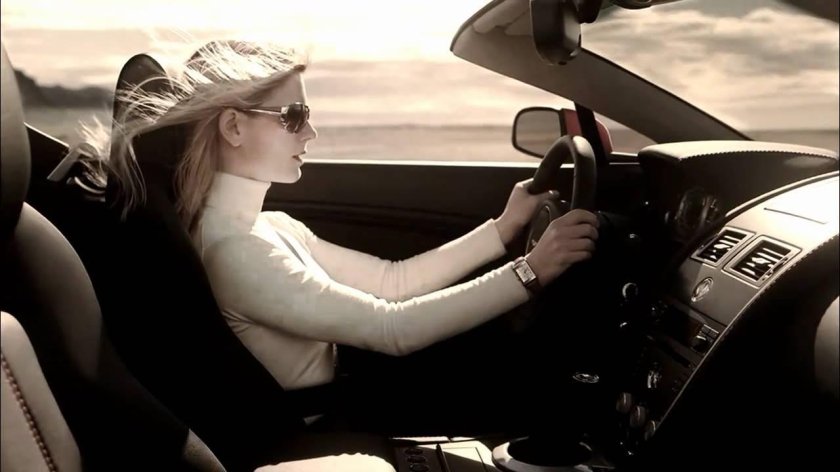За рулем девушка