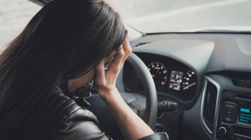 Брюнетка за рулем