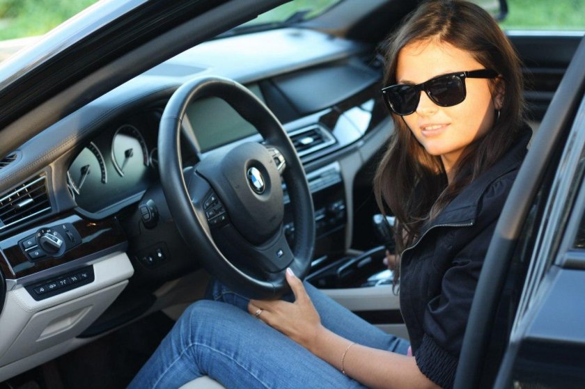 Девушка за рулем БМВ
