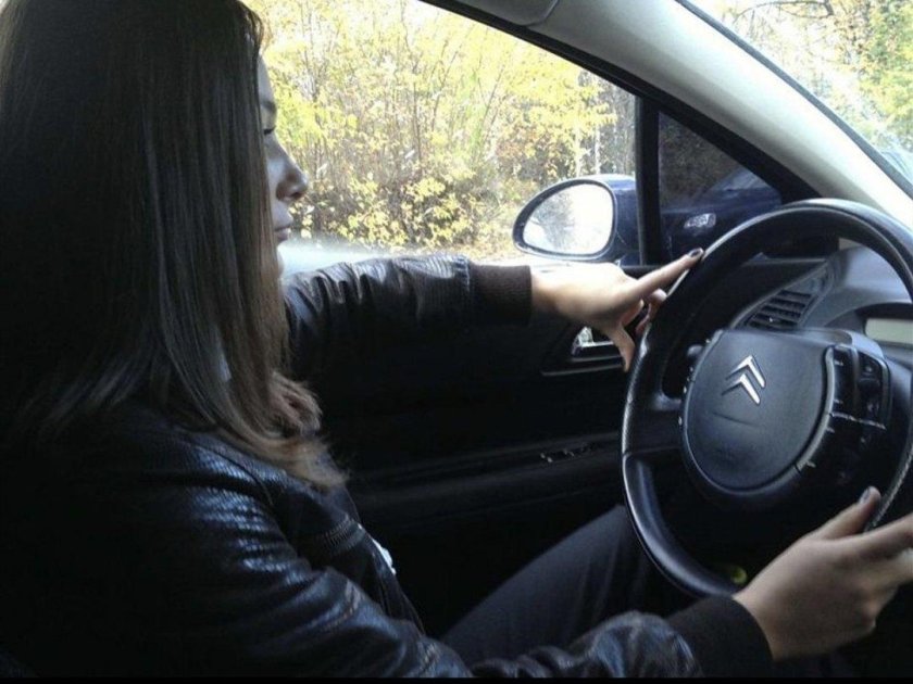 Красивая девушка за рулем