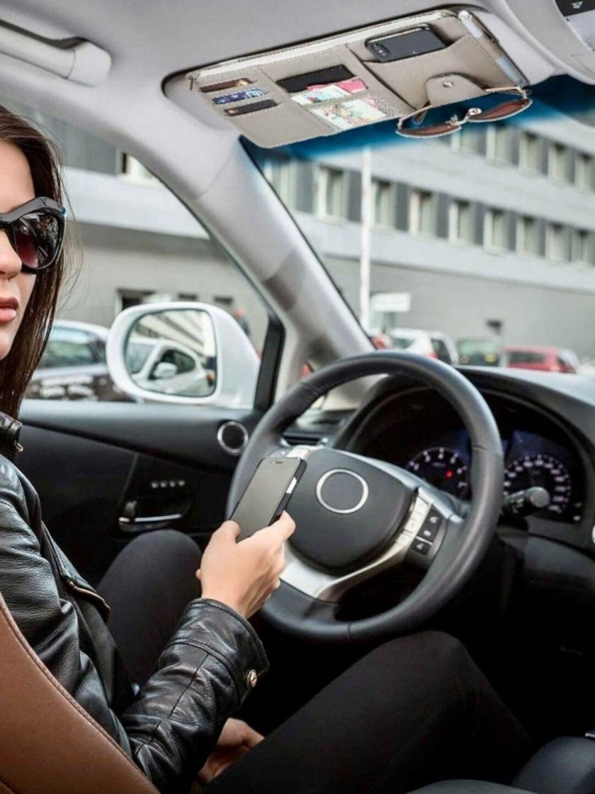 Красивая девушка за рулем