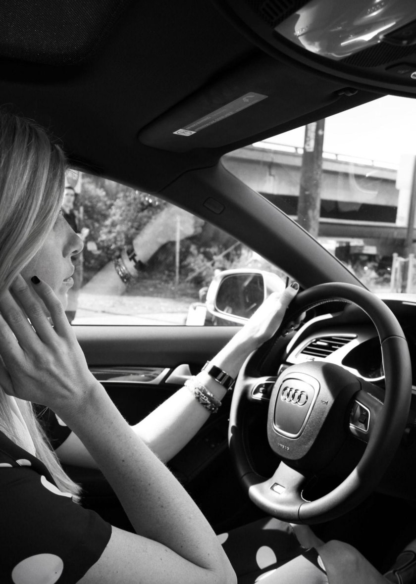 Девушка в машине