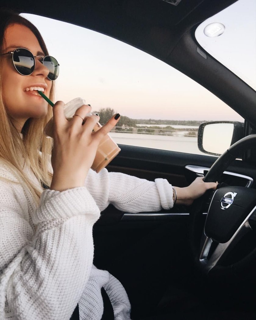 Красивая девушка за рулем